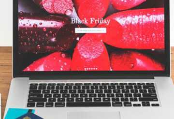 Ordinateur avec écran allumé sur black friday